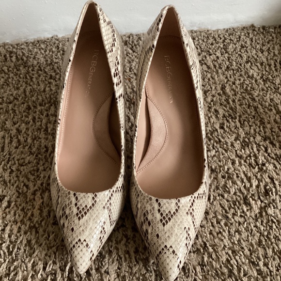 BCBG , 9 1/2 brown and white - Picture 1 of 4